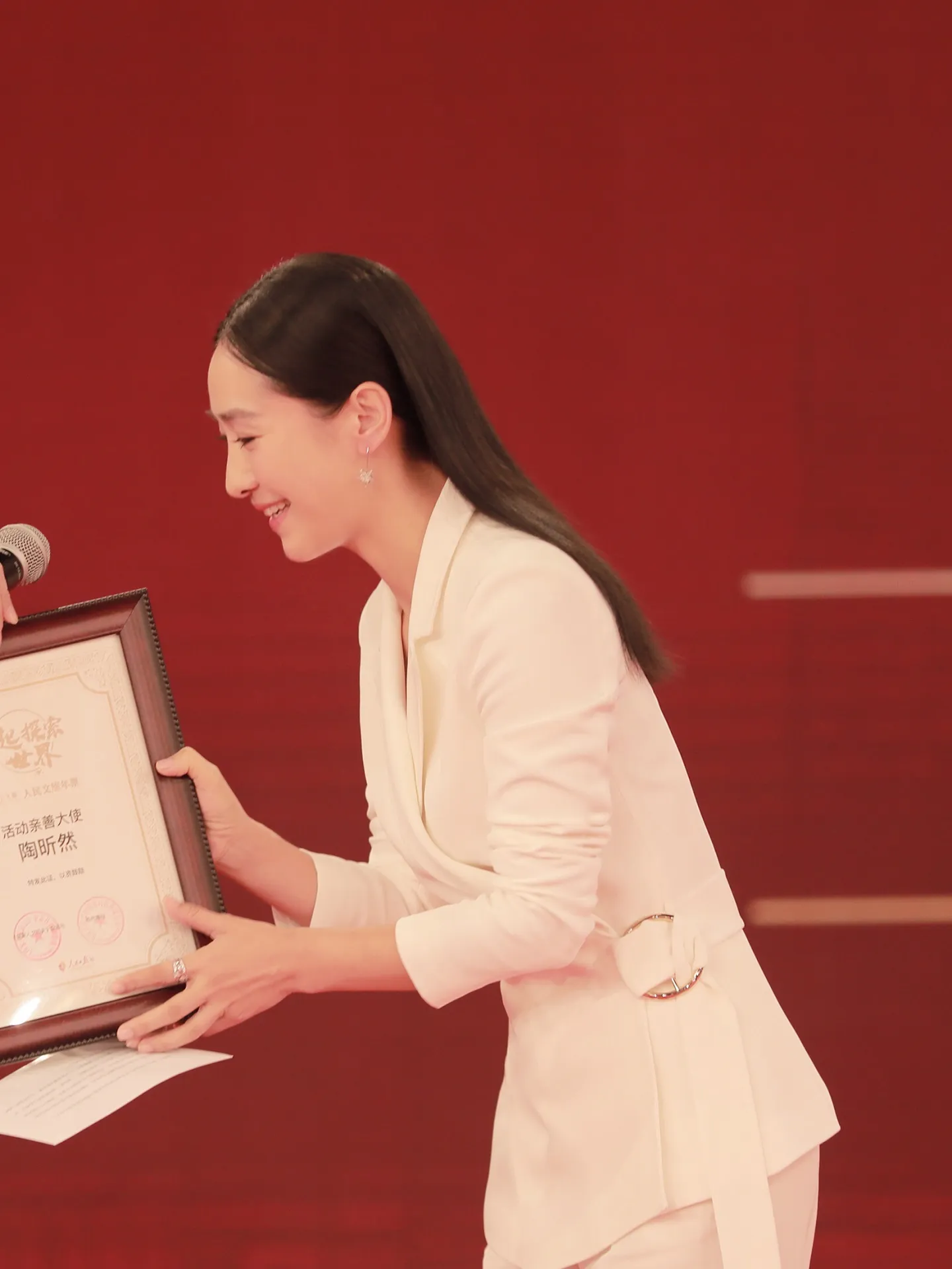 Tao Xinran received the goodwill ambassador certificate. JPG