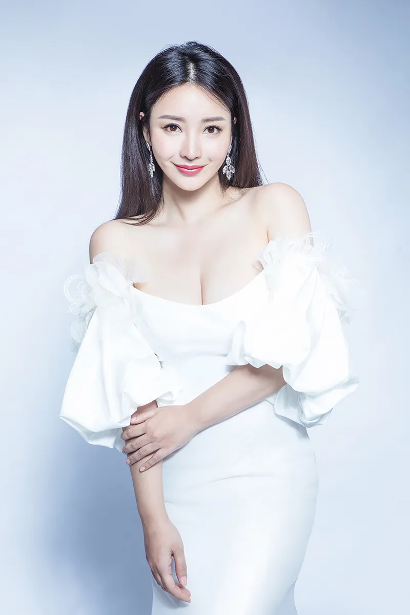 Liu Yan (actress-actress) looks gentle in a sheer white strapless gown. 1.jpg